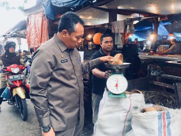md-50002-63350977003 kadis desperindag ingot ahmad hutasuhut saat melakukan tera ulang di pasar belum lama ini jpg