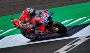5bb720e24e677-pembalap-ducati-andrea-dovizioso_375_211