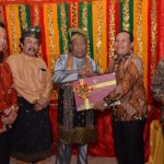 bupati-sukiman-terima-sertifikat-wbtb-dari-mendikbud