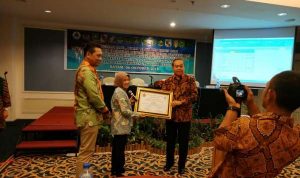md-44802-Plt-Kepala-BPKAD-Kota-Pekanbaru--Syoffaizal-menerima-penghargaan-Terbaik-Pertama-dari-PT-Taspen-sebagai-penyetor-iuran-wajib-tepat-waktu-PNS-se-Provinsi-Riau.