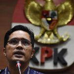 juru-bicara kpk febri diansyah memberi pernyataan kepada wartawan