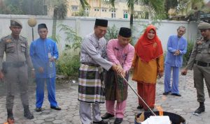 md-14399-Asisten-1-Bidang-Pemerintahan-Setda-Pekanbaru--Azwan-bersama-Kadisdukcapil-Kota-Pekanbaru--Baharuddin-memusnahkan-KTP-elektronik-yang-rusak.