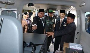 md-76056-Wali-Kota-Pekanbaru--Firdaus-melihat-Mobil-Perlindungan--hibah-dari-Kementerian-Pemberdayaan-Perempuan-dan-Perlindungan-Anak.
