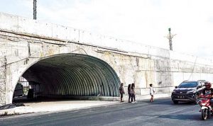 Beberapa pejalan kaki menyeberang jalan melalui terowongan u-turn di flyover Jalan Soekarno- Hatta dekat Mal SKA