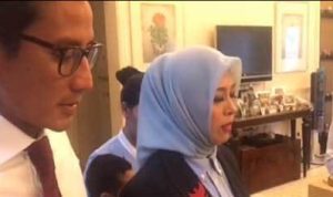 Calon wakil presiden nomor urut 02, Sandiaga Uno bersama istri Nurasia melakukan doa sebelum debat capres