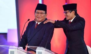 Capres nomor urut 02 Prabowo Subianto (kiri) dipijat pasangan cawapresnya Sandiaga Uno saat jeda Debat Pertama Capres & Cawapres 2019, di Hotel Bidakara, Jakarta