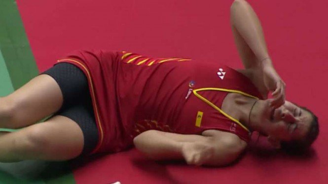 Carolina Marin mengerang kesakitan.