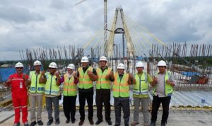 Empat Legisator Riau, Noviwaldy Jusman, Kordias Pasaribu, Mansyur HS dan Ade Hartati Rahmad foto bersana dengan para pekerja saat Sidak Jembatan Siak