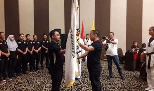 Ketua Pengkot Taekwondo Indonesia Pekanbaru masa jabatan 2019-2023, M Jamil menerima Pataka dari Pengurus Provinsi TI Riau, usai dilantik di Hotel Pangeran