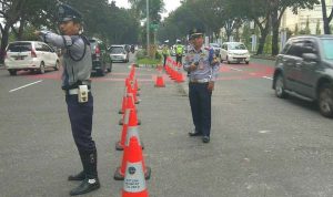 Personil Dishub Pekanbaru, mengawasi dan melakukan pengaturan Arus Lalu Lintas di U Turn Lapangan Awal Cross Jalan Sudirman.