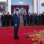 Presiden Joko Widodo melantik Letjen Doni Monardo sebagai kepala BNPB di Istana Negara, Jakarta.