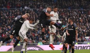 Real Madrid mengalahkan Sevilla 2-0.