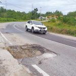 Salah satu titik jalan rusak di Jalan Lintas Riau-Sumbar, Desa Tanjung Alai, Kecamatan XIII Koto Kampar. Foto diambil beberapa waktu lalu.
