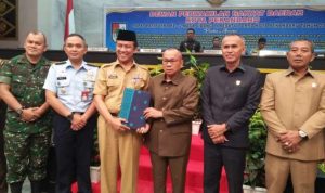 Sekretaris Daerah Kota Pekanbaru, M Noer MBS Foto bersama Pimpinan DPRD usai pengesahan ranperda di Ruang Sidang DPRD