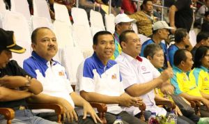 Wali Kota Pekanbaru, Firdaus menyaksikan pertandingan pembuka Iven Proliga 2019 Putaran II di Gelanggang Remaja