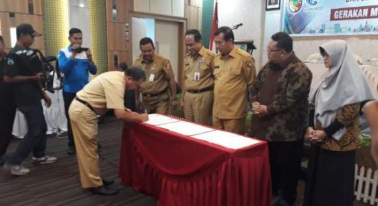 md-64675-Penandatanganan-Komitmen-Bersama-seluruh-Kepala-OPD-bersama-Wali-Kota-tentang-Program-Pekanbaru-Smart-City--di-Hotel-Evo.