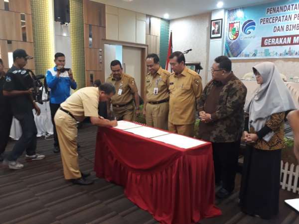md-64675-Penandatanganan-Komitmen-Bersama-seluruh-Kepala-OPD-bersama-Wali-Kota-tentang-Program-Pekanbaru-Smart-City--di-Hotel-Evo.