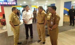 Gubri, Syamsuar, Wagubri, Edy Nasution, Wali Kota Pekanbaru, Firdaus dan Kepala DPMPTSP, M Jamil saat meninjau MPP Pekanbaru.