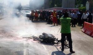 Ilustrasi sepeda motor terbakar.