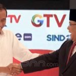 Joko Widodo dan Prabowo Subianto bersalaman saat debat kedua kontestan Pilpres 2019 di Hotel Sultan, Jakarta.