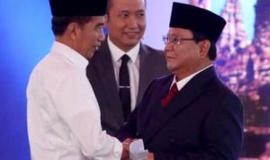 Jokowi dan Prabowo Subianto usai debat capres perdana.