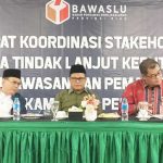 Ketua Bawaslu Riau Rusidi Rusdan (tengah) saat memimpin rapat koordinasi stakeholder dalam rangka tindak lanjut keputusan bersama gugus tugas pemberitaan dan penyiaran kampanye di Hotel Furaya