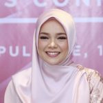 Penyanyi Dewi Sandra saat hadir di acara Wardah di kawasan Kebayoran Baru Jakarta Senin
