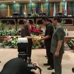 Pimpinan sidang menyerahkan LKPJ kepada Gubernur Riau yang di Wakili langsung oleh Sekda Provinsi Riau, H.Ahmad Hijazi, SE., M.SI.