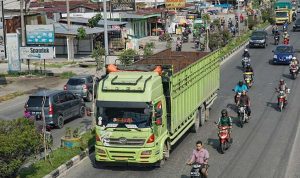 Truk melintas di jalan Soebrantas, Pekanbaru.