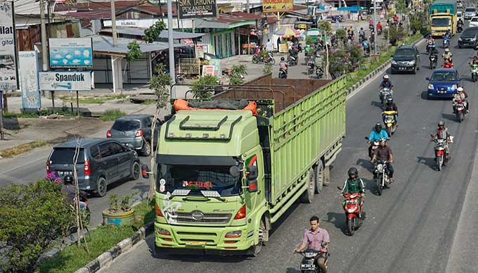 Truk melintas di jalan Soebrantas, Pekanbaru.