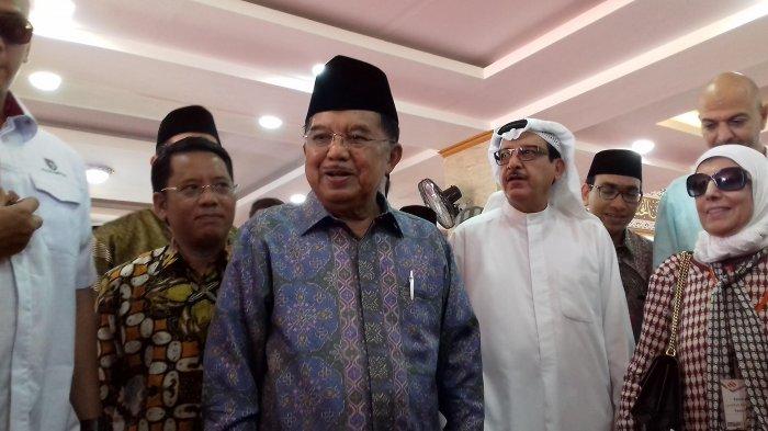 Wakil Presiden RI Jusuf Kalla saat ditemui usai meninjau masjid yang terletak di Kompleks Sekolah Tinggi Ilmu Syariah Al Wafa, Cileungsi, Bogor, Jawa Barat
