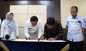 Wali Kota Pekanbaru, Firdaus menandatanganani MoU dengan Bulog Divisi Regional Riau-Kepri, Abdul Muis di Ruang Rapat Wali Kota Pekanbaru