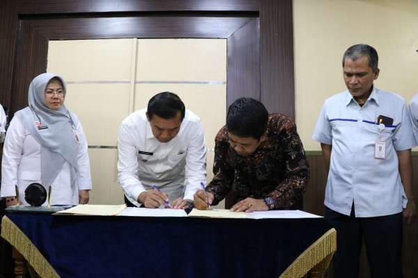 Wali Kota Pekanbaru, Firdaus menandatanganani MoU dengan Bulog Divisi Regional Riau-Kepri, Abdul Muis di Ruang Rapat Wali Kota Pekanbaru