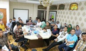 Wali Kota Pekanbaru, Firdaus pimpin rapat pembahasan Program Car Free Night di Rumah Dinas Wali Kota