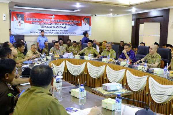 Wali Kota Pekanbaru, Firdaus saat menerima kunjungan Tim Pertimbangan Gelar Tanda Jasa dan Tanda Kehormatan Tingkat Nasional di Ruang Rapat Wali Kota