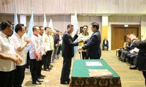 md-17593-Wali-Kota-Pekanbaru--Firdaus-saat-menerima-Pataka-sebagai-Ketua-Wushu-Provinsi-Riau-dari-Ketua-Wushu-Pusat--Airlangga-Hartarto.