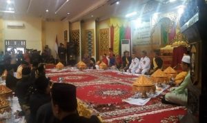 prosesi adat Tepuk Tepung Tawar oleh Lembaga Adat Melayu Riau