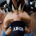 Beda dari yang lain, bekam ini menggunakan tanduk sebagai medianya.