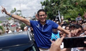Calon Wakil Presiden nomor urut 02, Sandiaga Uno berpose salam dua jari saat tiba di Bukit Duri, Jakarta