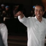 Capres nomor urut 01, Joko Widodo, pamer tiga kartu sakti yang dijanjikannya bila terpilih kembali menjadi presiden di acara deklarasi dukungan di Palembang.