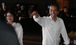 Capres nomor urut 01, Joko Widodo, pamer tiga kartu sakti yang dijanjikannya bila terpilih kembali menjadi presiden di acara deklarasi dukungan di Palembang.
