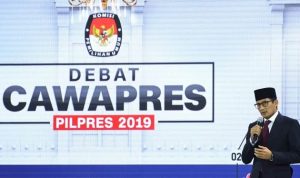 Cawapres nomor urut 02 Sandiaga Uno mengikuti Debat Capres Putaran Ketiga di Hotel Sultan, Jakarta, Minggu, 17 Maret 2019.
