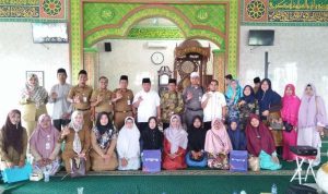 Foto bersama Plt Kepala Diskop UMKM, Idrus, pengurus koperasi syariah Kota Pekanbaru dan pihak kecamatan.