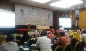Gubernur Riau, Syamsuar memberikan arahan di hadapan peserta Rakerkesda di Hotel Labersa