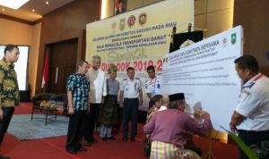 Gubernur Riau, Syamsuar, menandatangani komitmen bersama untuk mencanangkan Riau di 2019 ini bebas dari kendaraan over dimension dan over loading