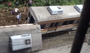 KRL tertimpa tiang listrik di antara Stasiun Cilebut dan Bogo