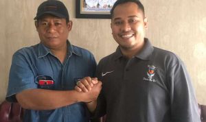 Kamil (kiri), warga Kelurahan Kampung Melayu yang meraih hadiah umroh gratis Jalan Sehat HUT Damkar. copy