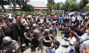 Kapolda Riau Irjen Pol Widodo Eko Prihastopo turun langsung menghadapi pendemo di depan DPRD Riau.