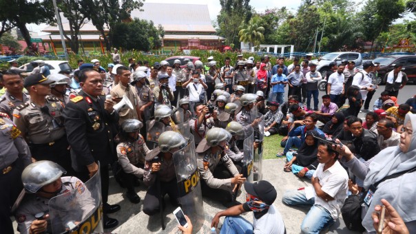 Kapolda Riau Irjen Pol Widodo Eko Prihastopo turun langsung menghadapi pendemo di depan DPRD Riau.