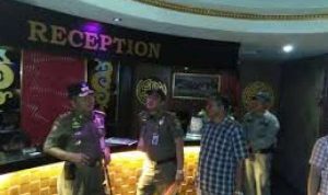 Kasatpol PP Kota Pekanbaru, Agus Pramono saat laksanakan razia Tempat Hiburan Malam beberapa waktu lalu.